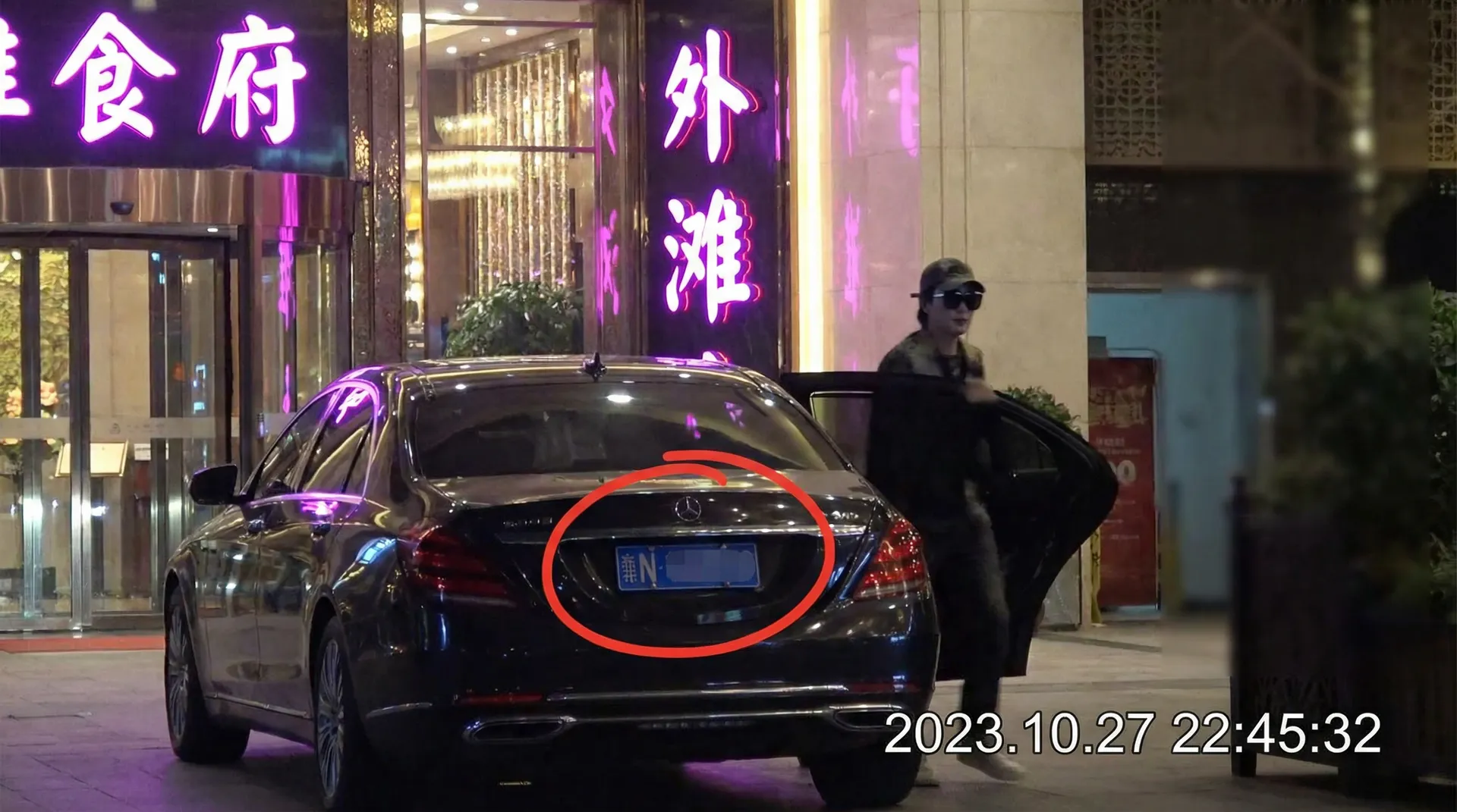 51黑料 - 51黑料网等相关内容推荐 - 豪车餐厅外偷拍